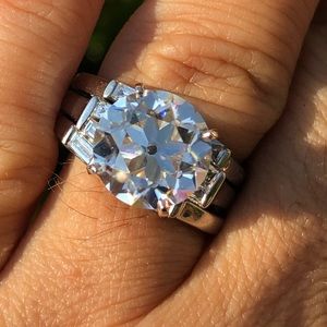 Moissanite Plat 3 ring set with diamond baguettes